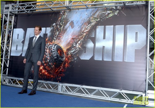 alexander-skarsgard-battleship-premiere-with-liam-neeson-01.jpg