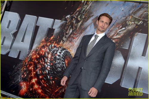 alexander-skarsgard-battleship-premiere-with-liam-neeson-10.jpg
