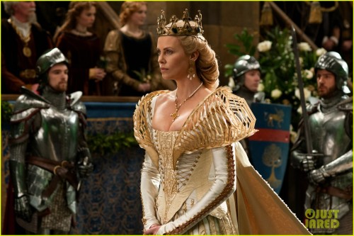 kristen-stewart-charlize-theron-new-snow-white-stills-02.jpg