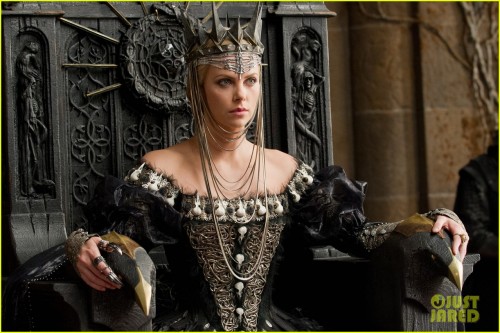 kristen-stewart-charlize-theron-new-snow-white-stills-08.jpg