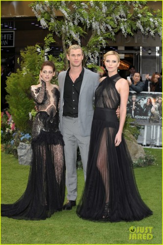 charlize-theron-kristen-stewart-snow-white-world-premiere-02.jpg