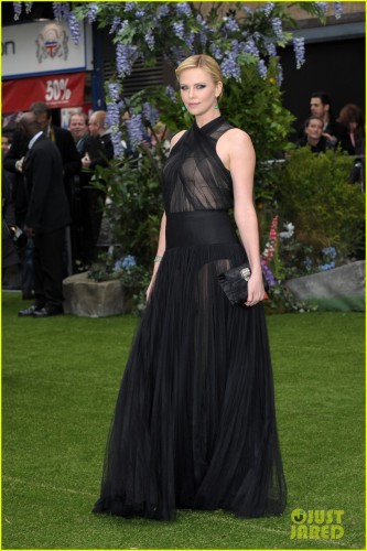 charlize-theron-kristen-stewart-snow-white-world-premiere-08.jpg