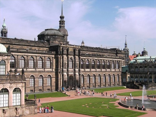 800px-Dresden-Zwinger-Courtyard_11.jpg