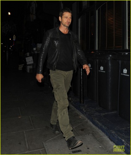gerard-butler-reaches-1-million-facebook-fans-01.jpg