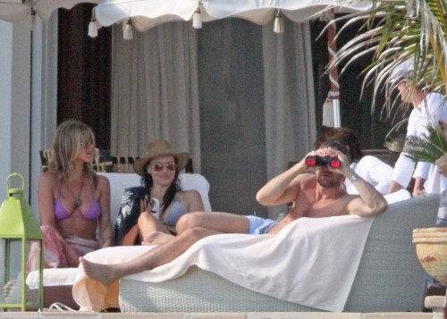 gerard-butler-jennifer-aniston-cabo-birthday-041.jpg