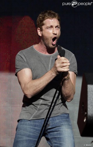 1253452-gerard-butler-speaks-to-the-audience-at-620x0-1.jpg