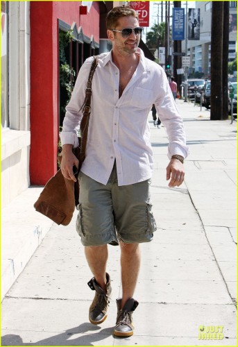 gerard-butler-makes-shortlist-for-scottish-fashion-icon-award-05.jpg