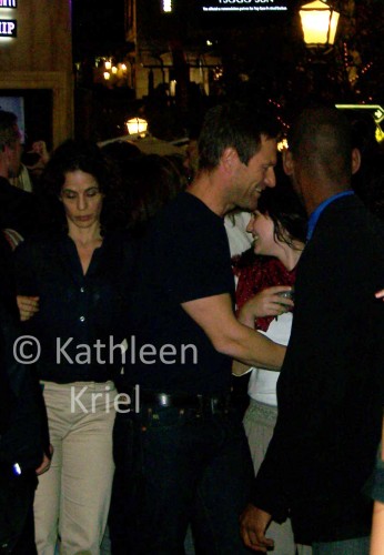9-april-2013_outside-the-studio-with-the-fans-12.jpg