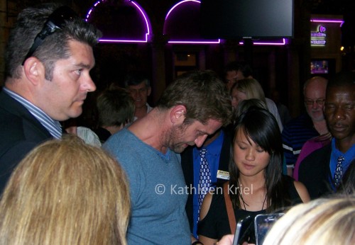 9-april-2013_outside-the-studio-with-the-fans-22.jpg