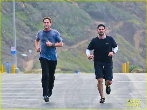 gerard-butler-works-up-a-sweat-for-morning-run-01.jpg