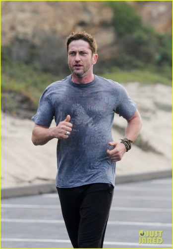 gerard-butler-works-up-a-sweat-for-morning-run-02.jpg
