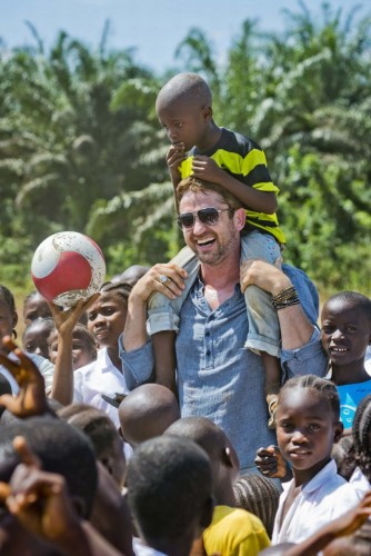 Gerard-Butler-in-Liberia-as-part-of-a-visit-to-Marys-Meals-projects-2944265.jpg
