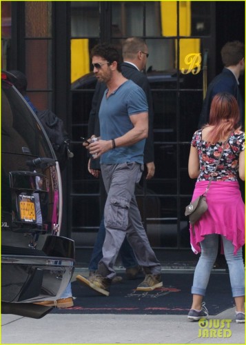 gerard-butler-lives-his-life-like-a-viking-01.jpg