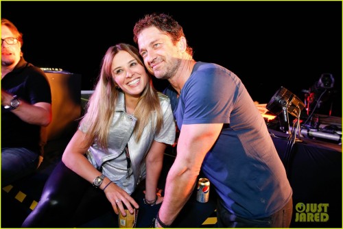gerard-butler-taylor-kitsch-hang-out-in-brazil-03.jpg