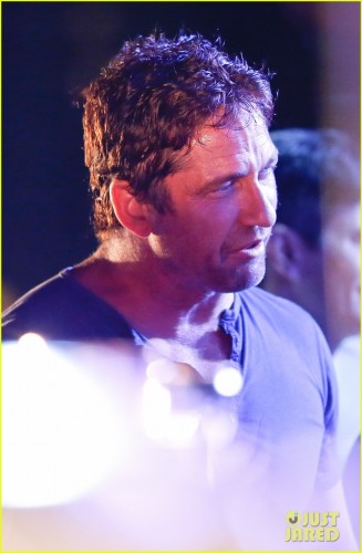 gerard-butler-taylor-kitsch-hang-out-in-brazil-05.jpg