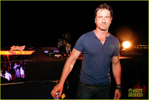 gerard-butler-taylor-kitsch-hang-out-in-brazil-02.jpg