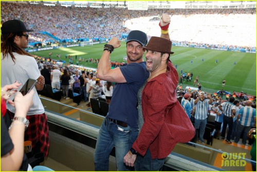gerard-butler-flexes-his-huge-muscles-at-world-cup-final-2014-04.jpg