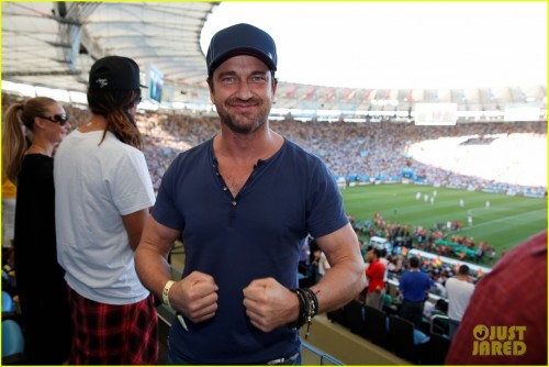 gerard-butler-flexes-his-huge-muscles-at-world-cup-final-2014-05.jpg
