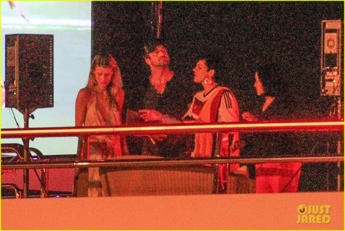 gerard-butler-packs-on-pda-with-mystery-gal-world-cup-03.jpg