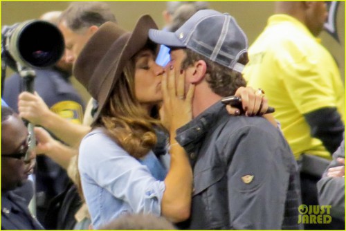 gerard-butler-girlfriend-morgan-brown-share-passionate-kiss-01.jpg