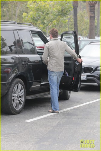 gerard-butler-surf-gear-after-kissing-mystery-girl-06.jpg