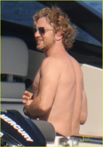 gerard-butler-shirtless-boat-ride-in-ischia-02.jpg