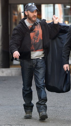 27ABF99C00000578-3043923-Here_he_comes_Tom_Hardy_was_seen_making_an_exit_from_London_s_So-a-3_1429291212498.jpg