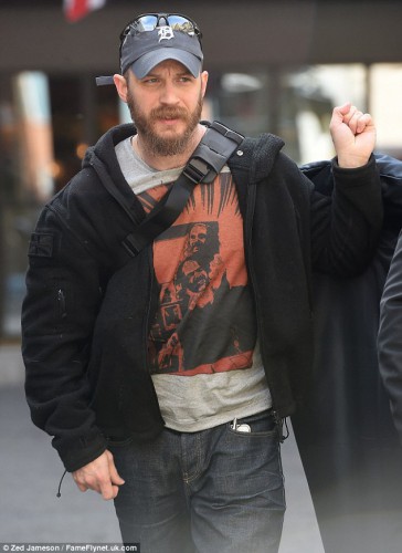 27ABF95000000578-3043923-Low_key_Tom_37_completed_his_look_with_baseball_cap_that_shielde-a-4_1429291212499.jpg