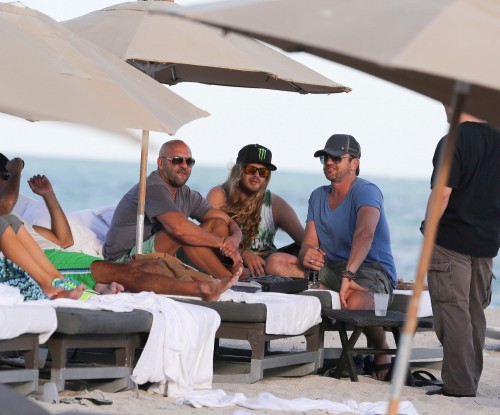 Gerard+Butler+Miami+Beach+stlkc94Qw_ex.jpg