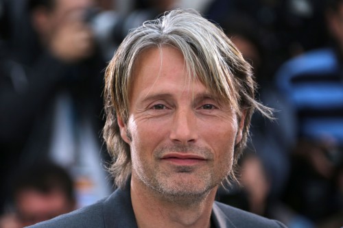 5760x3840_muzhchina-mads-mikkelsen-sedovolosyij-vzglyad-ulyibka.jpg