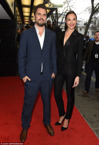 32F1D29B00000578-3528826-Gal_was_seen_posing_alongside_her_director_Ariel_Vromen_who_opte-m-42_1460055055286.jpg