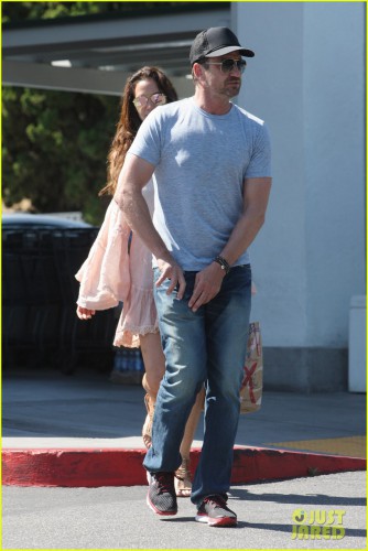 gerard-butler-morgan-brown-run-errands-sunday-17.jpg