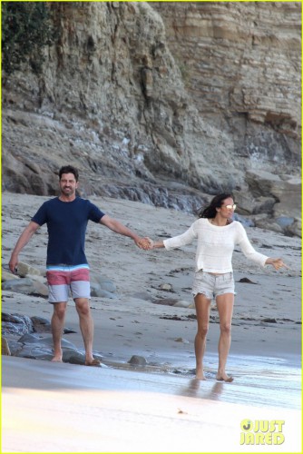 gerard-butler-beach-day-morgan-brown-24.jpg