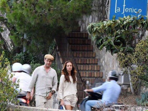 Gerard-Butler-e-Morgan-Brown-Positano-02.jpg