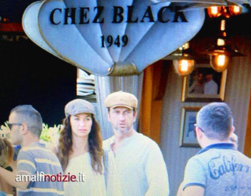 Gerard-Butler-e-Morgan-Brown-Positano-01-768x600.jpg