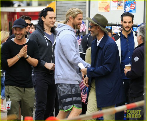 tom-hiddleston-chris-hemsworth-on-set-05.jpg