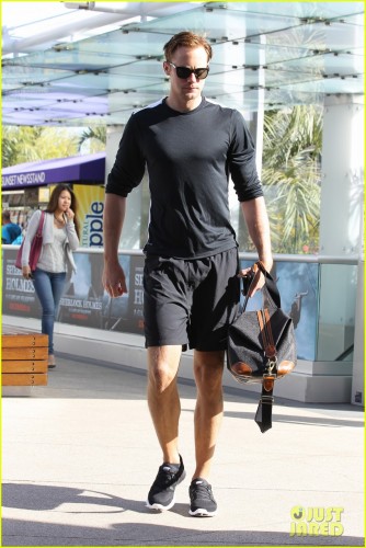 alexander-skarsgard-equinox-workout-01.jpg