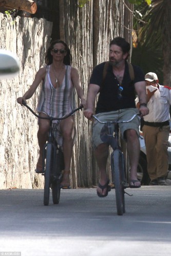 3D7E048900000578-4246650-Getaway_fun_The_athletic_duo_jumped_on_the_bikes_and_appeared_to-a-73_1487710248983.jpg
