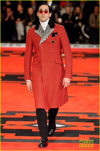 adrian-brody-emile-hirsch-prada-runway-models-01.jpg