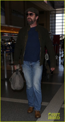 gerard-butler-travels-light-for-flight-out-of-la-09.jpg