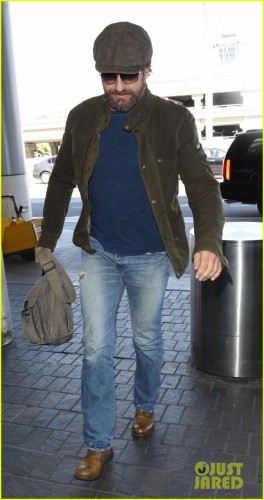 gerard-butler-travels-light-for-flight-out-of-la-03.jpg