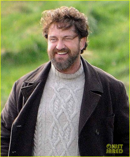 gerard-butler-gets-to-work-on-keepers-in-the-fields-of-scotland-04.jpg