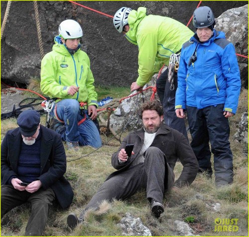 gerard-butler-mountain-keepers-scotland-03.jpg