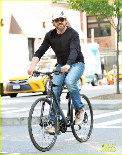gerard-butler-enjoys-outdoor-meal-and-bike-ride-around-nyc-01.jpg
