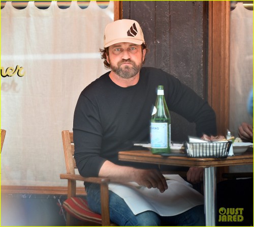 gerard-butler-enjoys-outdoor-meal-and-bike-ride-around-nyc-02.jpg