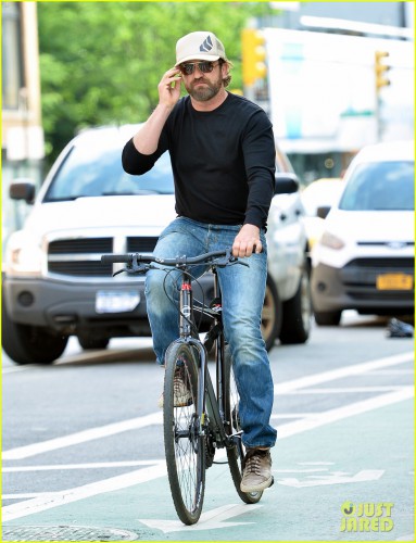 gerard-butler-enjoys-outdoor-meal-and-bike-ride-around-nyc-03.jpg
