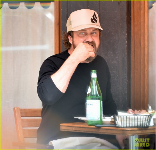 gerard-butler-enjoys-outdoor-meal-and-bike-ride-around-nyc-04.jpg