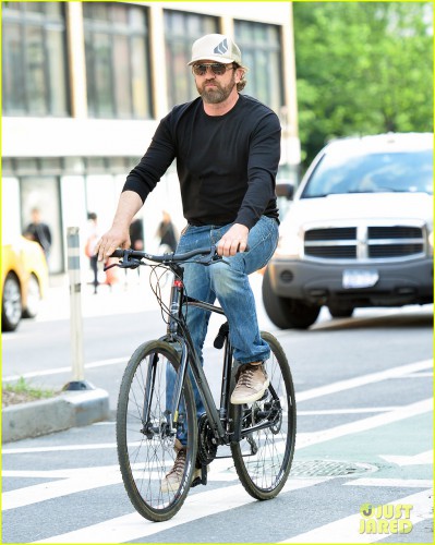 gerard-butler-enjoys-outdoor-meal-and-bike-ride-around-nyc-05.jpg