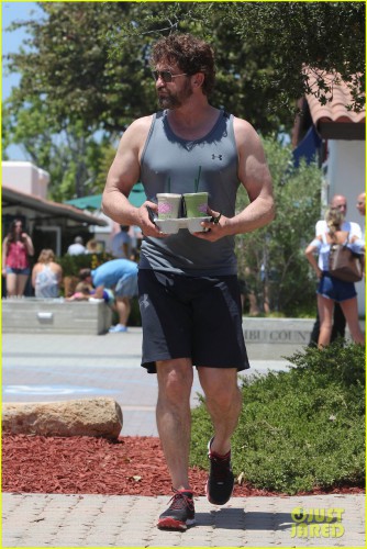 gerard-butler-shows-off-his-buff-biceps-in-la01.jpg