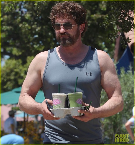 gerard-butler-shows-off-his-buff-biceps-in-la02.jpg